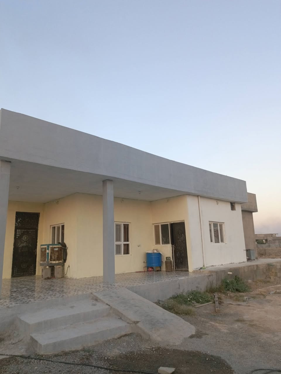 السلام عليكم  بيت للبيع.. مساحة البناء ٢٠٠ متر مساحة الارض ١٢٥٠ ( نص دونم ) يتكون البيت من ربعة 7*4 استقبال 5*4 مطبخ 5*4 غرفتين نوم صحيات داخلية وصحيات خارجية /السعر 55مليون
العنوان 📍 حي الجامعة يم عرب المسارلة /للاتصال ‏‪***********‬‏
