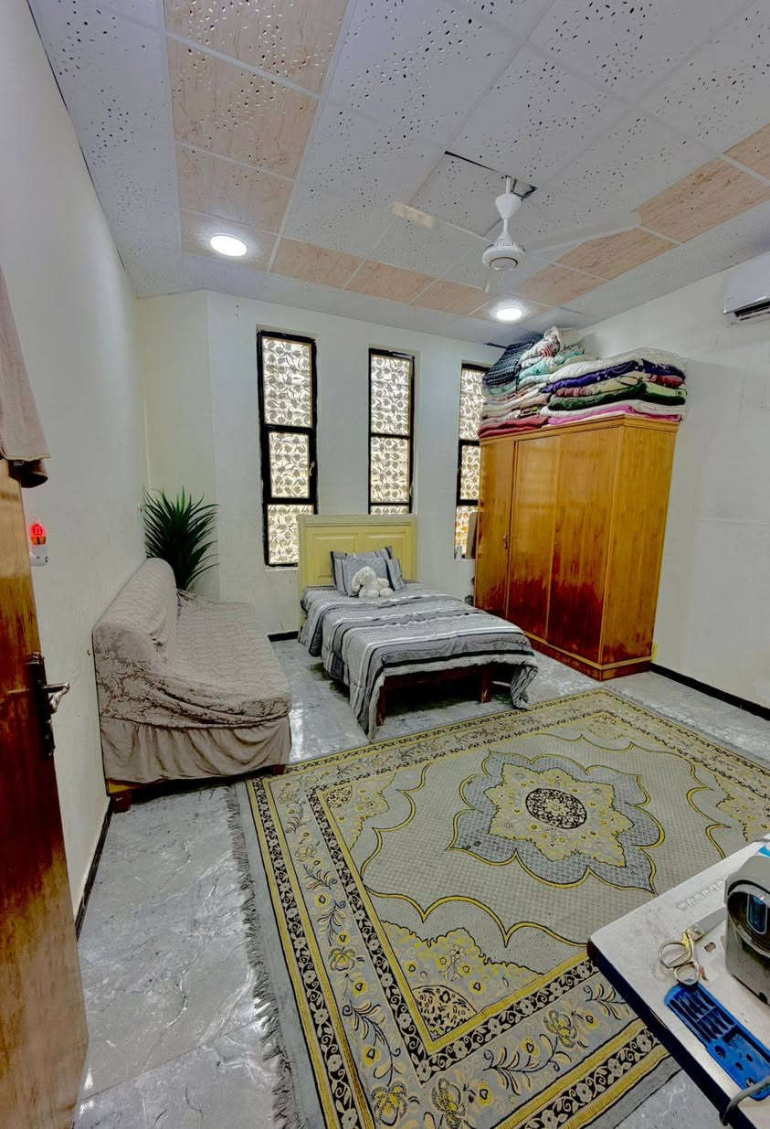 بيت للبيع القبله حي الرشيد ركن على شارع 12 وشارع 9 مقابل خدمات  يتكون من 3 ثلاث طوابق البناء طابوق بالكامل  مساحته١٤٠متر الواجه 10 متر والنزال 14 يتكون من 6 غرف سنه البناء 2023 السعر 275 وبيه مجال
 الطابق الاول غرفه1 صاله ومطبخ وصحيات خارجيه وداخليه واستقبال كبير 
الطابق 2 يتكون من 3 غرف وصاله وصحيات 
الطابق 3 يتكون من 2 غرف وصاله وصحيات

مقابيله قطعه خدميه مساحتهه١٠٠متر
للاستفسار الاتصال على ***********
