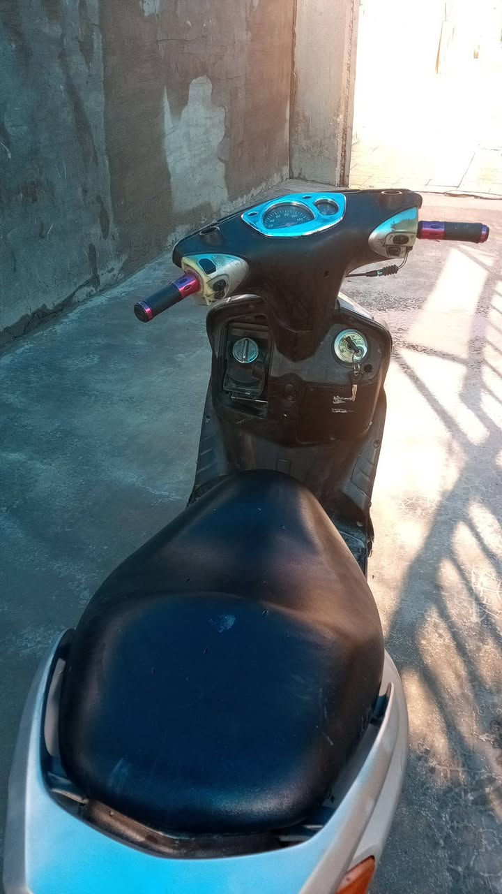 سلام عليكم درجة سكنس نثية سرعة 140
قبل 3اشهر جفت وهسة بيهة دخان 
كهربائيات كلهة شغالة الباتري شغال 
الدراجة نكرة سلف مثل ما موضخ بل فيديو 
تايرات جددد 
العنوان . الدورة ابو جير 
ارقم. *********** 
السعر 350وبيهة مجال للشراي
