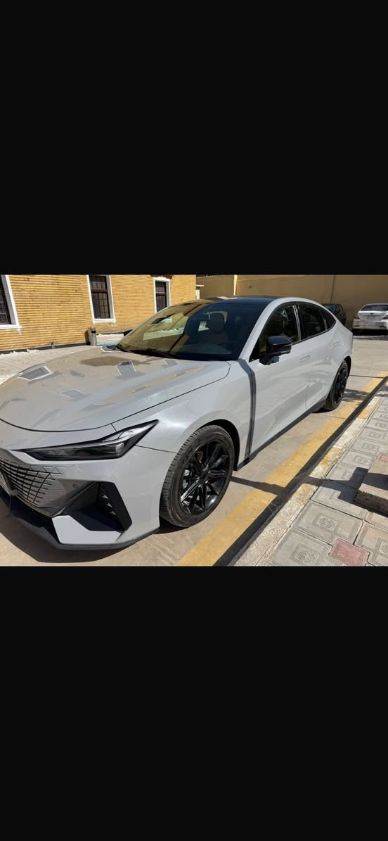 شانجان يونفي موديل ٢٤ جديده بعدها بالضمان ماشيه ٦٧ الف كفاله عامه عدا بارد جدا قليل فول مواصفات محرك ١٥٠٠ تيربو بانزين عادي مكانه بالدوره سعرها مناسب ٢٣ مليون وبيه مجال قليل ***********
