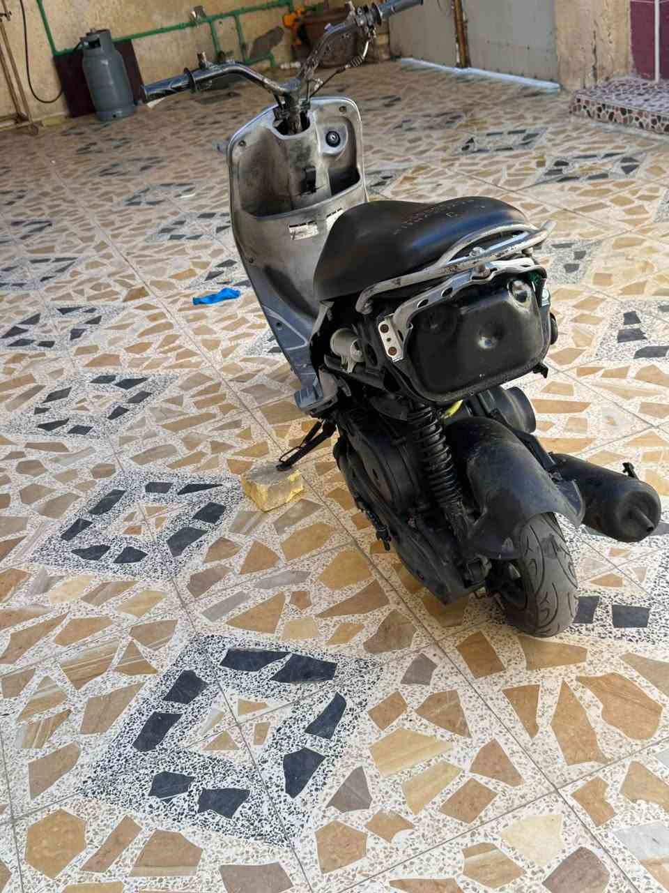 السلام عليكم
ماكس قجمه مفتوحة مره وحده بوشه وبستم 
دراجة هندر واحد بوشه ٤٩ 
كفراتها كامله بلاديه ختم واحد 
سعر ٥٢٥ وبيها مجال 
بصره امن داخلي كراج كوسترات 
***********
