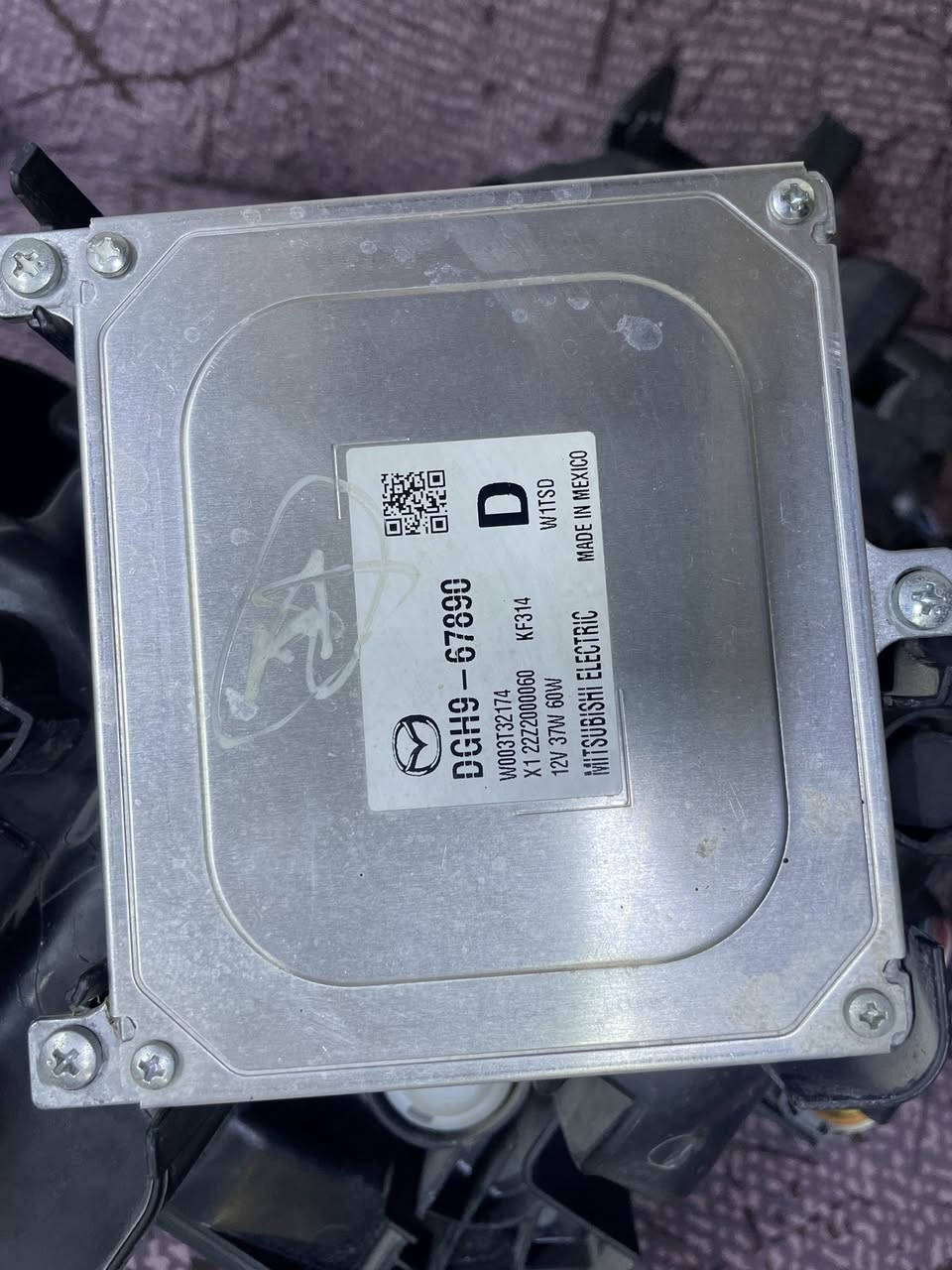 السلام عليكم 
لايت مازدا CX 30
  2023-2024
اصلي مفتوح من سياره نضيف جدا 
السعر ٣٠٠ دولار
طبعا سعره بالسوق اكثر من ٤٠٠ دولار 
***********
