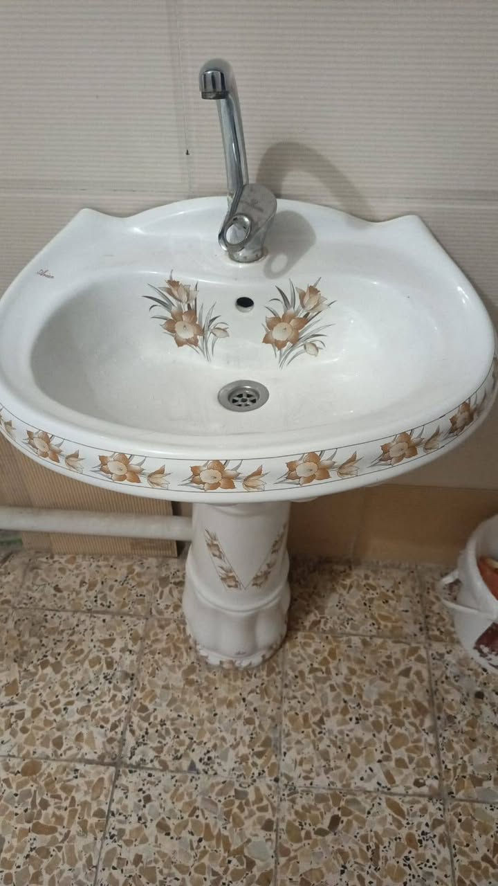 كاونتر اخو الجديد ٦٠٠ وبي مجال كنتور تزكام وزاويه نفس الشغل ٤٠٠ وبي مجال مغسله ٤٠ صيدليه حائط ٣٠ فاترينا ٥٠ للاستفسار اكثر اتصال واتساب *********** حي الجامعه قرب المجسرات
