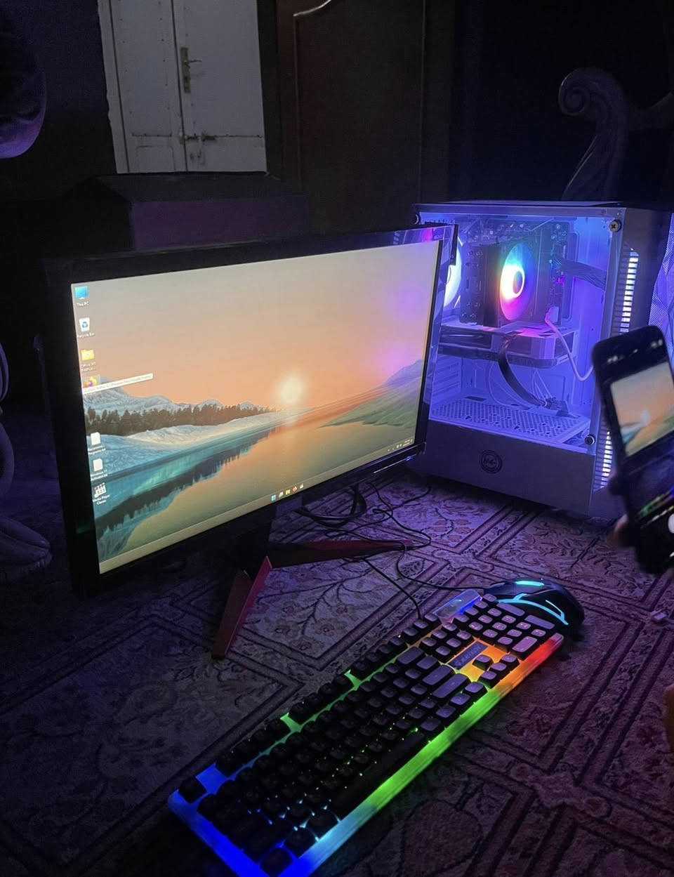 السلام عليكم
PC للبيع كامل ملحقات

    CPU: Intel Core i5-12400F
GPU: ASUS Dual GeForce RTX 4060 8GB
RAM: 16GB (2×8GB) Target
Motherboard: MSI H610M
Power Supply: MASS 650W
CPU Cooler: DeepCool AG400
Case: Galax White Edition
Storage: Target M.2 NVMe SSD 1TB
Monitor: MASS 24” IPS, 165Hz, 1m

تجي كاملة مكملة
كيبورد كيمينك ميكانيكي و ماوس كيمينك و سماعات محيطيه مالكيمينك 
شاشة و UPS 
اضافة للكيس 

(ملاحظة ابيع القطع كاملة ما ابيع جزء)

الجهاز جديد الله يشهد و استعمال قليل كلش و بي ضمان شرط تفحص و تتاكد براحتك 
السعر ١ و ٣٥٠ قفل

واتساب : ***********
كذلك الماسنجر موجود
