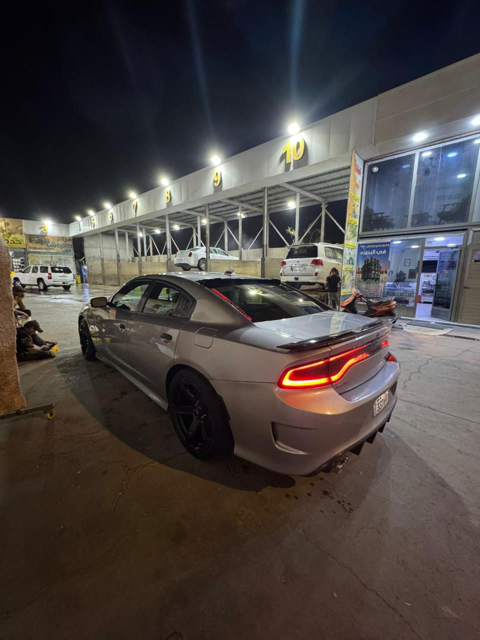 السلام عليكم للبيع او مراوس حسب الرغبة جارجر Rt 5700 2017ستوك وارد كندي رقم بغداد الجديد حادثه كما موضح بل صور شبجه ليم لايت ولبنيد مخرب فقط بدون ايرباك بدون دواخل السيارة جاهزة من كلشي وجديدة عليه ويل نجمه خسفه قويه وتخم تاير جديد لخلفي اعرض من لمامي وكزوزهة بلادي دبات سود صوت يخبل بدون ازعاج وبقية الموصفات معروفه ب199$ وبيه مجال  قليل السيارة جديدة للأستفسار اتصال على رقم ***********
