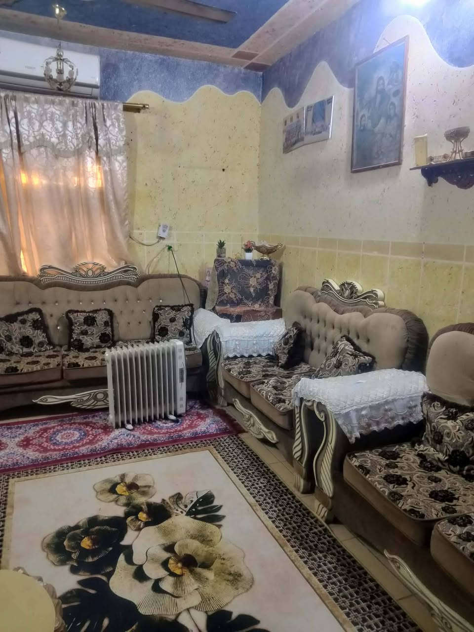 مشتمل ركن على شارع ٣٠ سايدين  وجزيرة وسطية أمام البيت للبيع نقداً المساحة ١٠٥م الواجهة ٧م والنزال١٥م يتكون من طابقين الطابق الأرضي مطبق الأرضية سيراميك وبتكون من غرفة نوم واستقبال وهول ومطبخ مطبق سيراميك وحمام واثنين تواليت داخلية وخارجية أما الطابق الثاني يتكون من ثلاث غرف نوم  وحمام و  تواليت والسطح مطبق اشتايكر السعر على الخاص المكان محافظة واسط الكوت حي الحوراء الثانية شارع المتنزه أو شارع مدرسة عمود الدين أو شارع الشهيد ابو مهدي المهندس
م /***********
