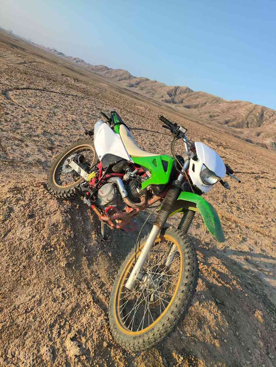 سلام عليكم
الدراجه CRX
2023موديل
محرك 300cc
لاسوت ولا بوغار
كارباى شغال 
رقم ***********
