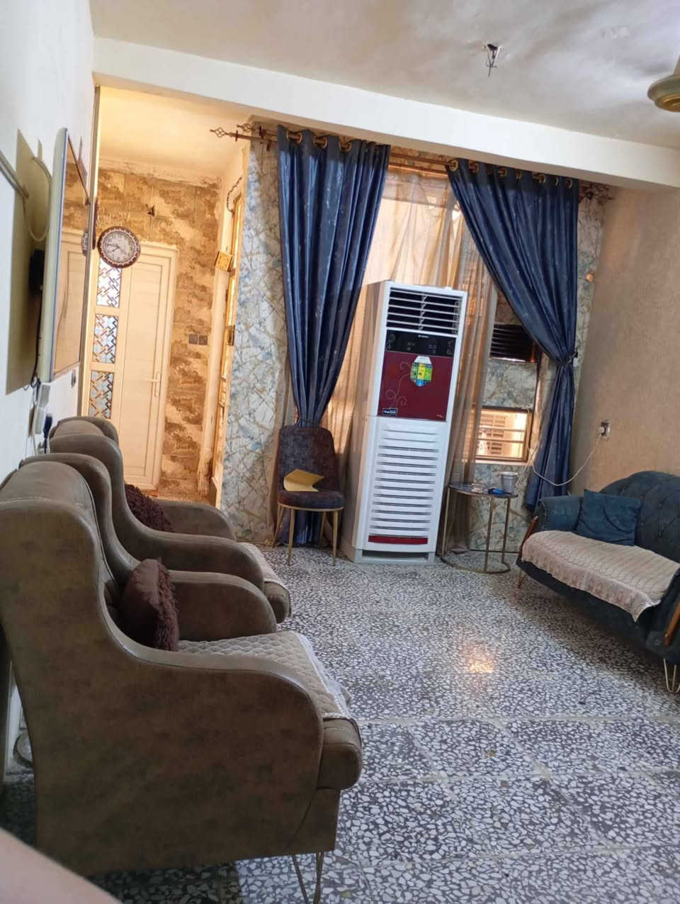 سلام عليكم اخوان مشتمل للبيع بالمعالف خلف افران الزهراء 85 متر الطابق الارضي طارمه /استقبال/ صحيات غربي شرقي /مطبخ/غرفه نوم/ترك وبالترك هم اكو صحيات / /// الطابق الثاني بي بلكونه  وغرفه //والغرفه الثانيه خلفيه يعني البيت بي 3 غرف نوم كبار ابيع على المبادره وبالنقد المشتمل بااسمي السعر 125 بي مجال للطيبين بس اذا على المبادره يختلف السعر وبيت كلش نظيف *********** رقمي بي واتساب
