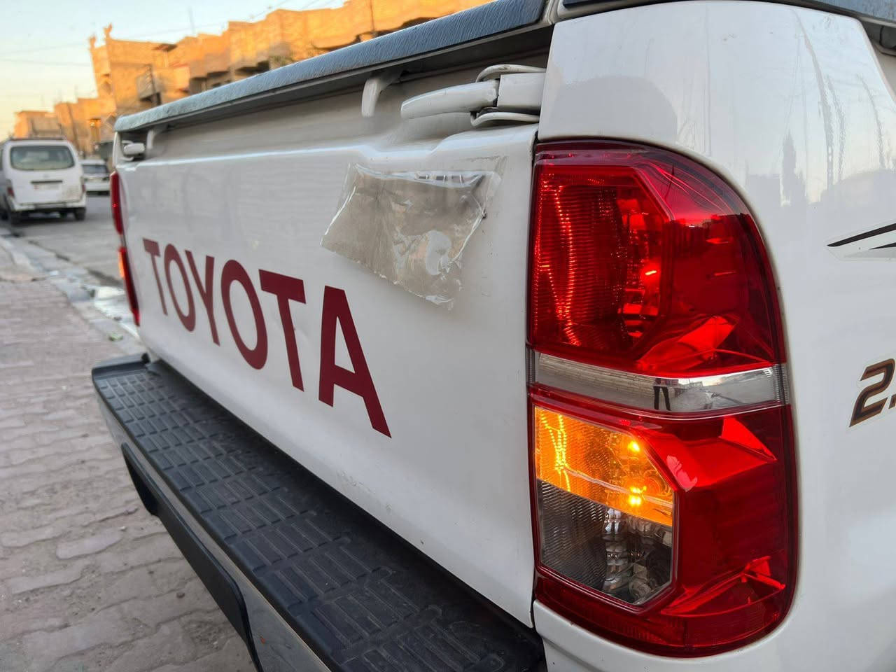 هايلوكس موديل 2014 من نوادر مخزنه سياره جديده خلاص اصل سعودي فول مكفوله كفاله عامه من ضربه وصبغ وتبديل وشخوط وبارد شرط السونار
كويتي  اصلي فول مواصفات 
ماشيه 78 الف حقيقي سبير منازل 
كير اوتوماتيك
داخل لونين ماروني
كشافات ضبابيه
فورويل دفع رباعي 4X4
تخم تاير شركة محرك كير ما مفتوح صدر بوضع الشركة 
كامله للاخير 
مابيها اي نقص حتى سيرفس كامل مدخليها 
رقم بصره دولي بأسمي 
سنويه جديده 
السعر 239 ورقه امريكي سعره مناسب جداً
مكان السيارة بغداد 
للاستفسار اتصل ***********
واسف على الاطاله
