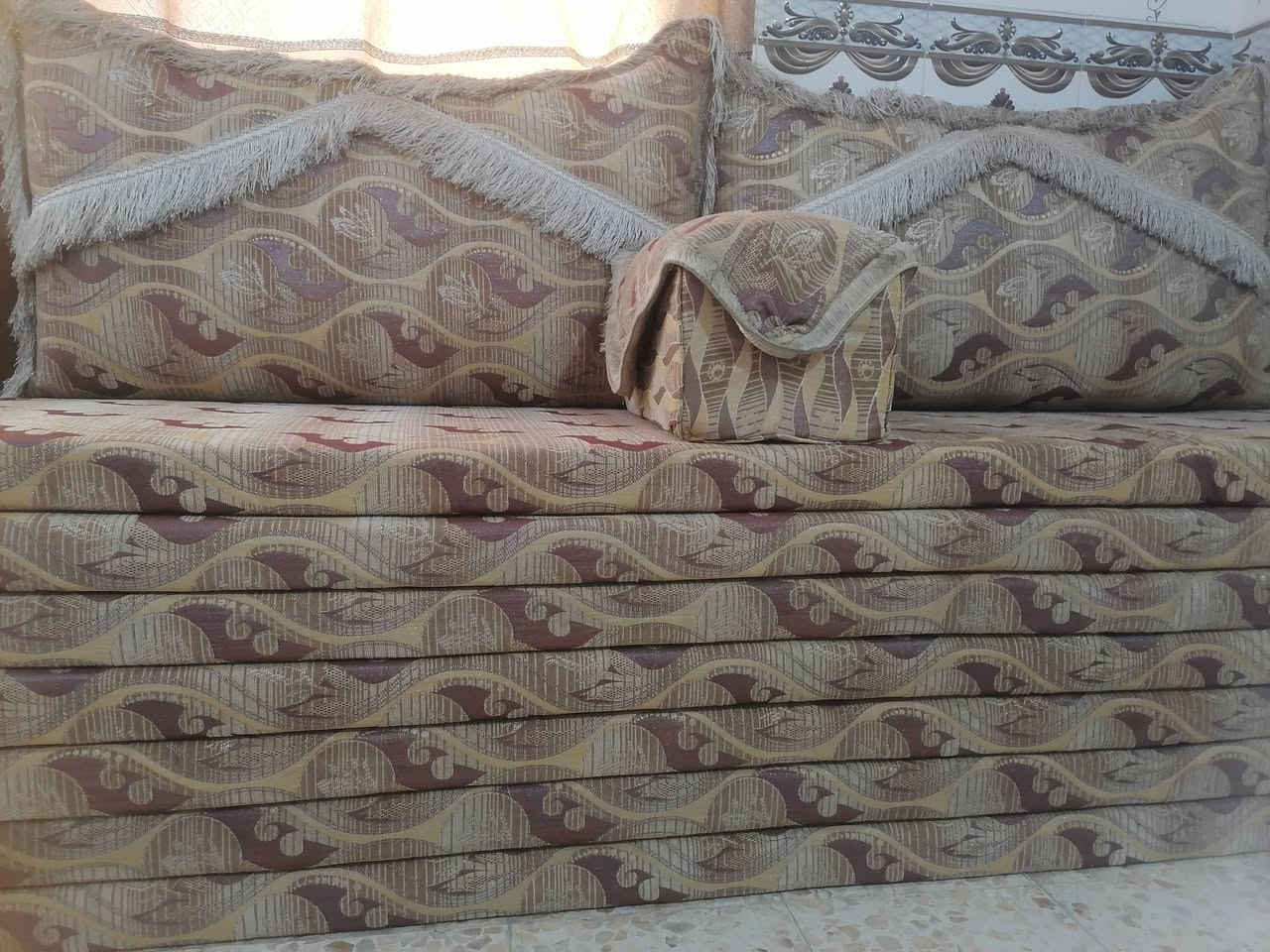 جلسه سعودي 14 متر.. 7 دوشك اسفنج حبيبات مضغوط.. دوشك عالي 7 سم الارتفاع.. شرط اخو الجديد ما مجلوس.. ***********.. واتس
