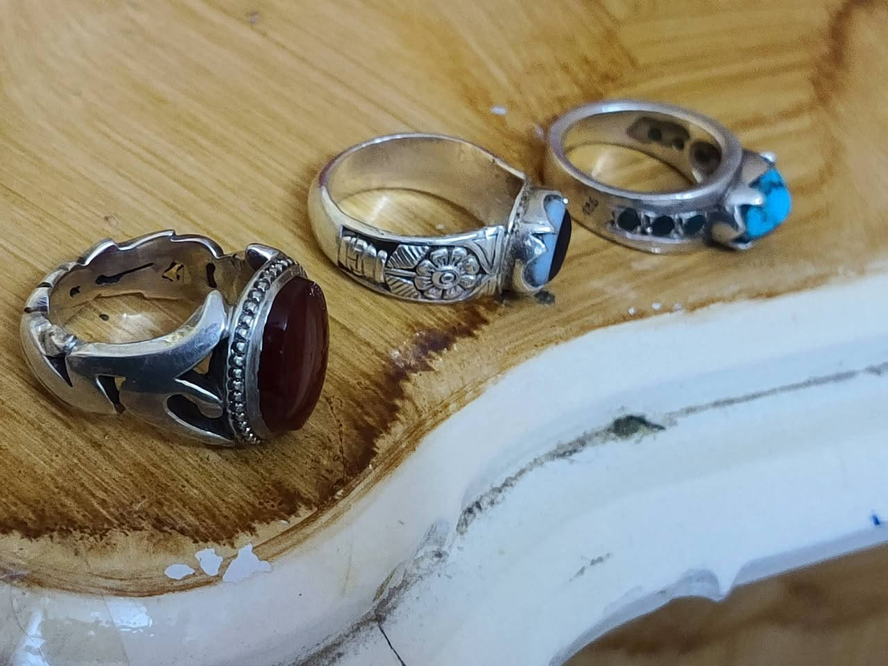 اللهم صل محمد وال محمد وعجل فرجهم .. السعر 250 الف *********** واتساب الخاص موجود توصيل وين الكافة المحافظات.. تريدهم مفرد كل قطعة وسعره لاتدخل وتكول وزن ابيع قطع حجر بس، اصحاب الاختصاص يعرفون شنو قيمته فيروزي نيشابوري صياغة راقية جزع مشكول لون جوزي فاتح  يشف عقيق، اصلي، صياغه يدوية.. واي تفاصيل اني حاضر خاص وتدلل..
