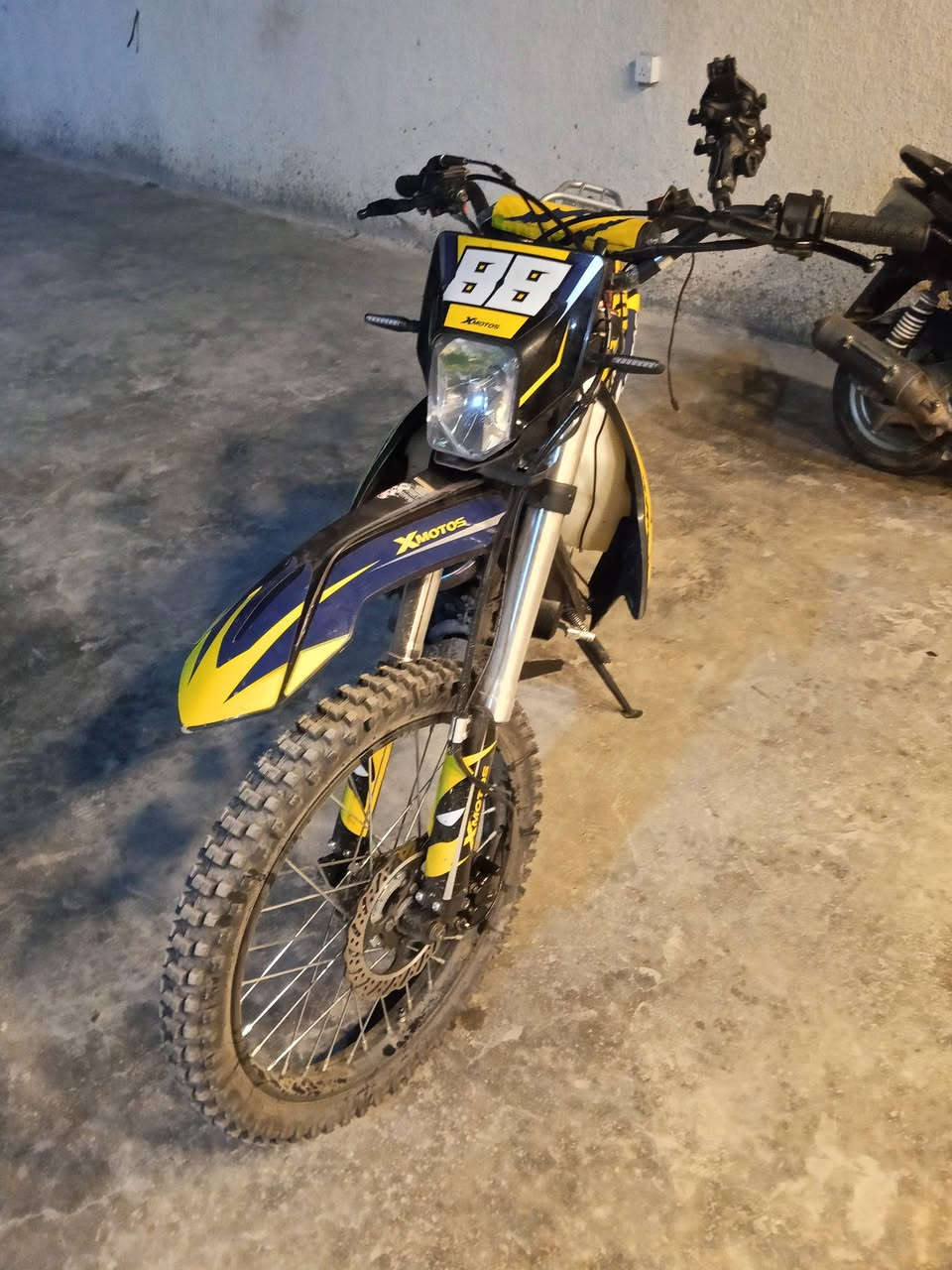 سلام عليكم درجه قفاز اكس موترس مرقمه بعده بسم شركه 
بيه بس عمبار شاشه عداد ماكو درايم شفت بس لبقي كله كفله عمه من لبرغي هاذه رقمي ***********
