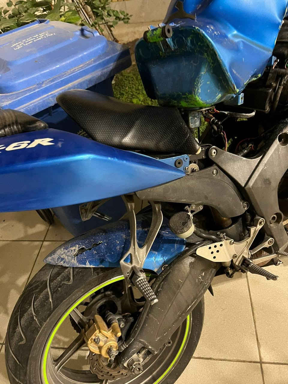 سلام عليكم شباب كوزاكي نينجا ٦٣٦و٢٠٠٦ سويت بيها حادث قبل شهر الله يجفيطم الشر واريد ابيعها ع وضعها بمليون ونص قفل مكينه مكفوله وممفتوحه وكامله مكمله تشتغل دهن امزويل ومي راديتر زيتي اخضر  مكاني بغداد *********** بغداد, العراق
