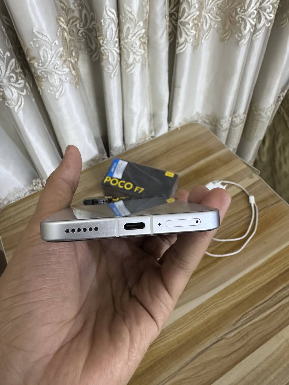 السلام عليكم موبايل POCO F7 للبيع صارلي 3 اشهر من مشتري من شركة الوطني بالناصرية غراضة كاملة موجودة شاحنته الاصلية90واط وكارتونته الي بيها الضمان لمدة15شهر..نظافة الجهاز 100/100 ويشغل بالببجي120فريم وبشرط تجي تلعب ببجي وتشوف سلاسته شلونها..عدد دورات البطارية128, الذاكرة نسخة512 الأعلى بهذه الجهاز وسعرها بالمحلات525..ملاحظة النسخة اللي عندي نادرة وتختلف عن بقية النسخ..مكاني:مركز الناصرية قرب الجسر  السريع، السعر 465 وبي مجال بسيط، ووياه هدية لاصق حماية للكاميرات، للأستفسار خاص او واتساب ***********
