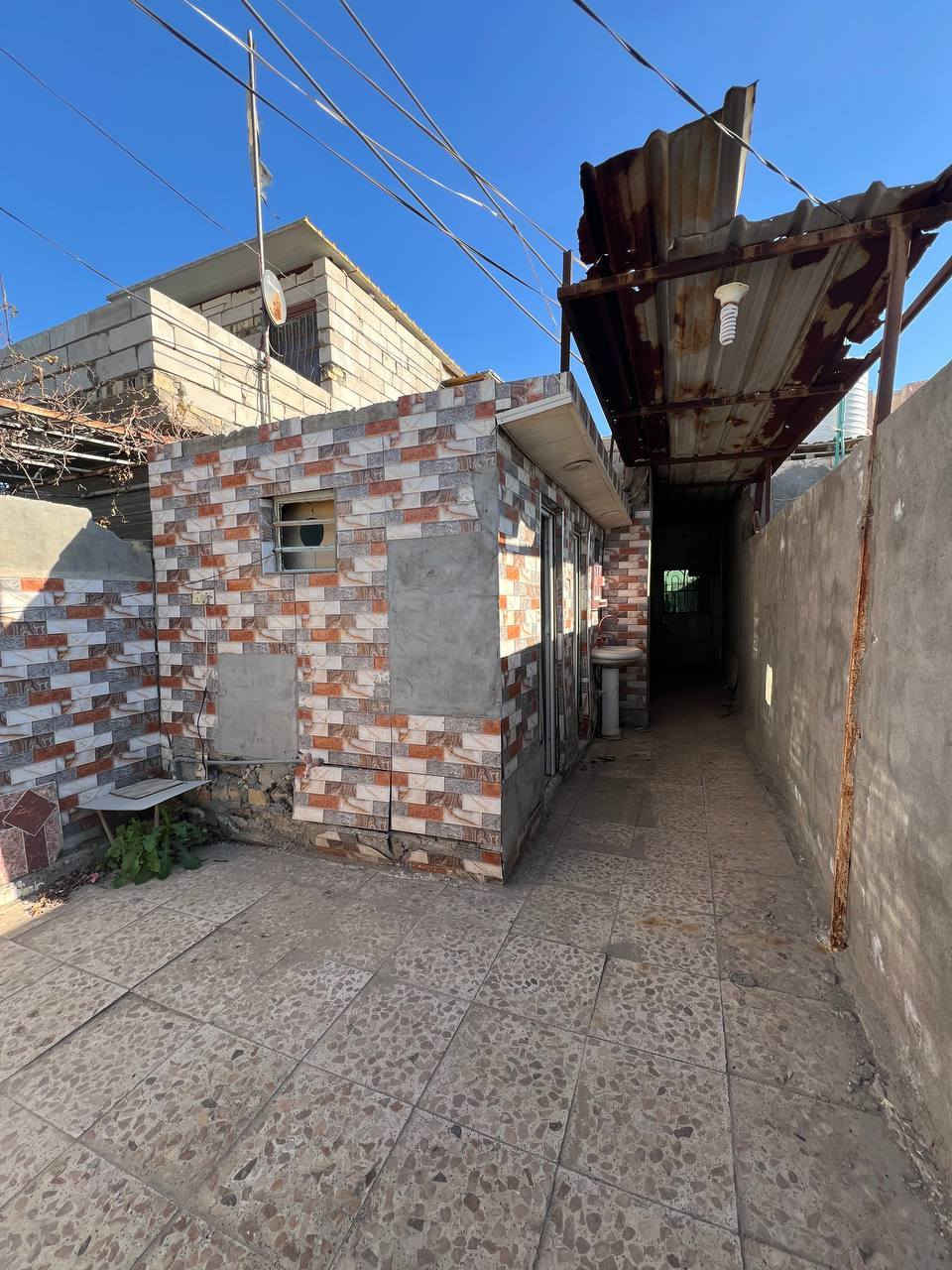 سلام عليكم
من رخصة الادمن بيت للبيع طابو صرف 
السعر 60 وبي مجال 
تفاصيل البيت طارمة +مطبخ خارجي +صحيات وحمام خارجي + استقبال + غرفة نوم 
المساحة 100م
لموقع حلة شارع 80 مال نجف 
قريب مدرسة عمر عبد العزيز 
للاستفسار ***********
***********
