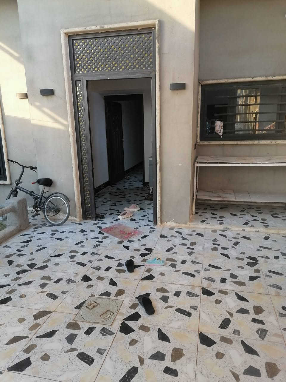 بيت للبيع مساحه 200 متر بناء حديث فول مواصفات دكتات تبريد مركزي طابقين
 الطابق الارضي استقبال ومطبخ وهول موزع وغرفتين نوم وصحيات
والطالبق الثاني هول وغرفتين نوم وصحيات درج داخلي ودرج خارجي مقابيله شارع عريض مقابيل المعهد التقني سعره 135
***********
