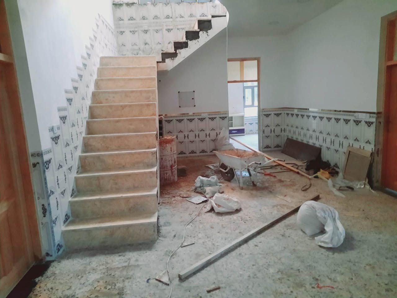 خلفه سراميك جدران وراضيه بأنواعه درج عدل فر شغل درجه واله داخل بغداد فقط متفرغ حالين ***********
