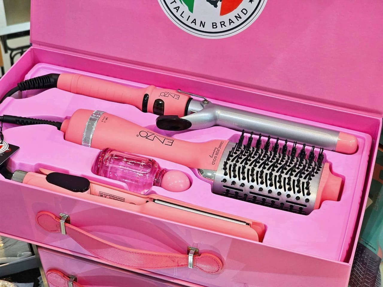 #وصللللل يابنات🤩🤩

بكس يغنيك ع كل شي 🥹

طقم العناية وتصفيف الشعر LAVERNE من ENZO 
كل اللي تحتاجيه لشعرك في علبة وحدة 💗
سيشوار، لاسترا، فرشاة، ومعاهم سيروم يعطر ويغذي الشعر 🌸
🔹 نعومة
🔹 لمعة
🔹 تسريح ثابت من غير تعب
........
💰السعر 435دينار 

للحجز والاستفسار على الخاص 💟


**إذا كنت صاحب هذا الإعلان وتريد حذفه لأي سبب، رجاءا أرسل رسالة إلى الدعم الفني**