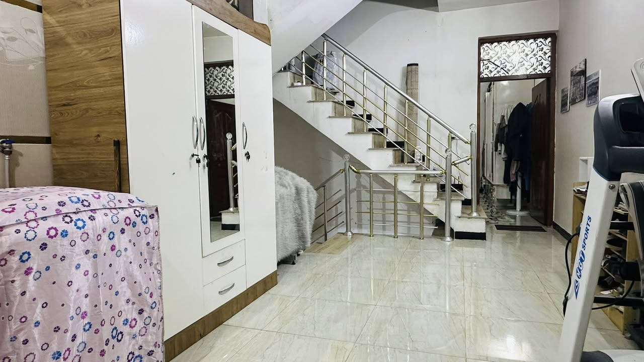 بيت للببع مساحته ١٠٠ متر واجهه ٥ نزال ٢٠ شارع عريض مكانة بغداد الدوره حي اسيا للاستفسار الاتصال على الرقم ***********
