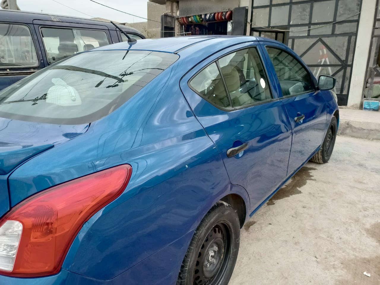 اخوان فيرسا 2017 
وارد حادثه يم قبق البانزين ومعدلي ع البارد وجاملغ الامامي جهة السكن بالعراق تبدل بدون دواخل السياره بيه تكحيل بمكانات والباقي تجي وشوفه لان سياره سيارة اخي 
ممشاهه 128 ميل 
جامه جوبي وتكدر تبدلهن كهرباء بساحه الطيران ومو مكلفه 
حداديه جاهزه تخم تاير ومحرك قبل ايام ادامه كامله مع علبه فيتبم جديده محتاجه فقط بالجديد صارت عنده المشط يتبدل مال لستيرآ سعره 150 الف السياره باسمنه رقم جديد محرك كير بلادي وكيره ع الاكثر مو سيفي تي 
مكانه بغداد الكرخ حي الخضراء / ***********
السعر 83 وبيه مجال للشراي
