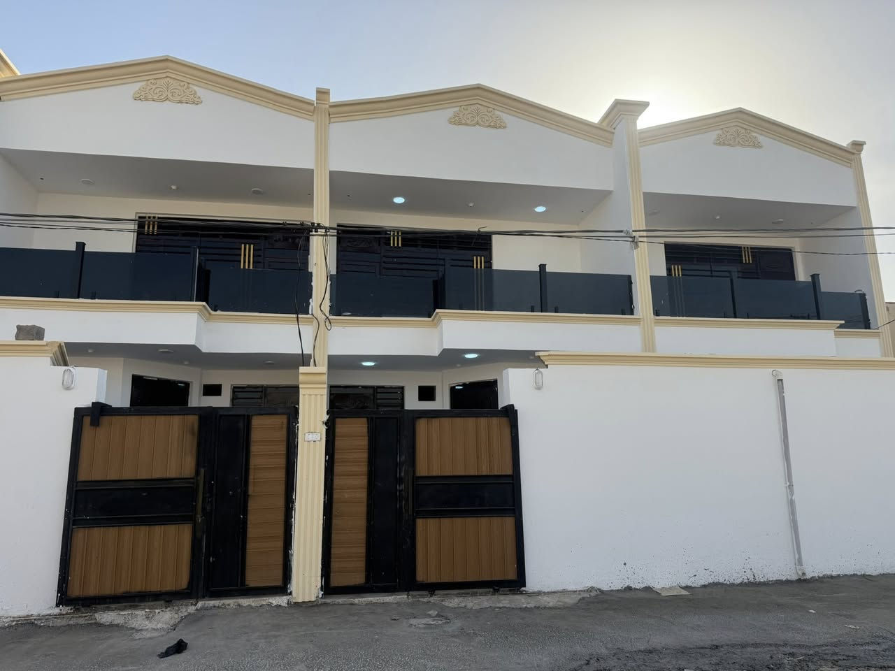 بسم الله 
دار سكن عدد ٣ للبيع 

بناء حديث 

المساحه 140م للدار الواحد 

العنوان منطقه بغداد 

تبعد ١٠٠ متر عن الشارع العام 

خدمات كامله ماء كهرباء مجاري تبليط 

السعر ٩٨مليون للدار الواحد 

للاستفسار الاتصال او مراسله الصفحه

***********
