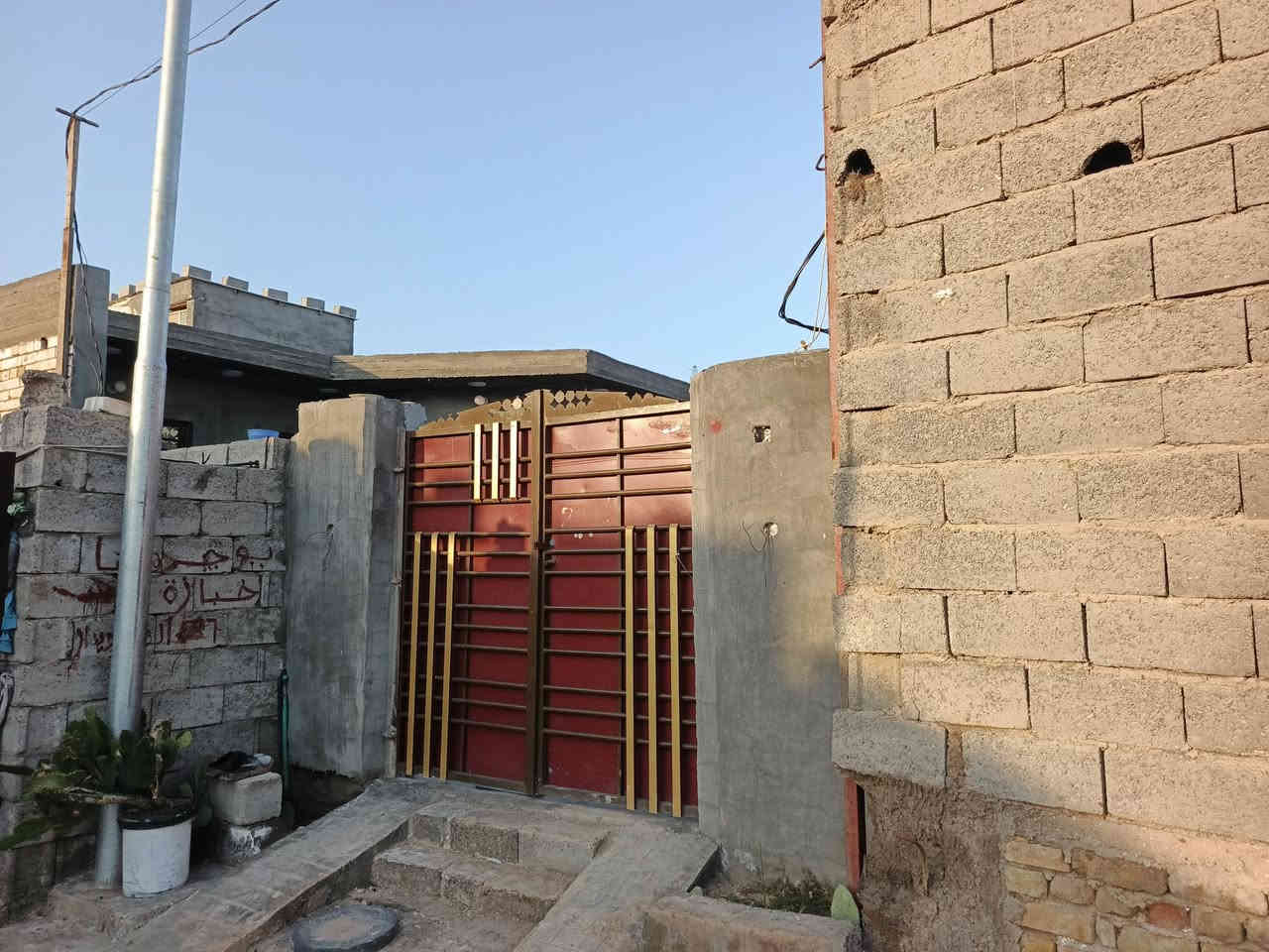 السلام عليكم ورحمة الله وبركاته
نصف دونم للبيع 1300متر 

بي ٦ ابيوت كامله 

٤ ابيوت السقف صب 

٢ابيوت السقف سندويش 

مساحة كل بيت ١٦٠ متر 

والشارع ٥ متر 

جسر ديالى منطقة جامع طه 

للاستفسار الاتصال على الرقم 

‏‪***********‬‏
