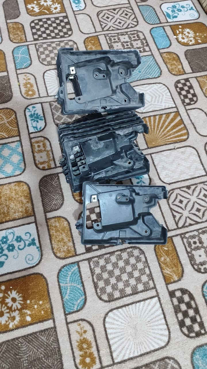 قاعدة باتري اصلي حاويه مال سياره ملكه السعر ٥٠٠٠الف العنوان البصره ٥ميل شارع الصناعيه رقم الهاتف ***********
