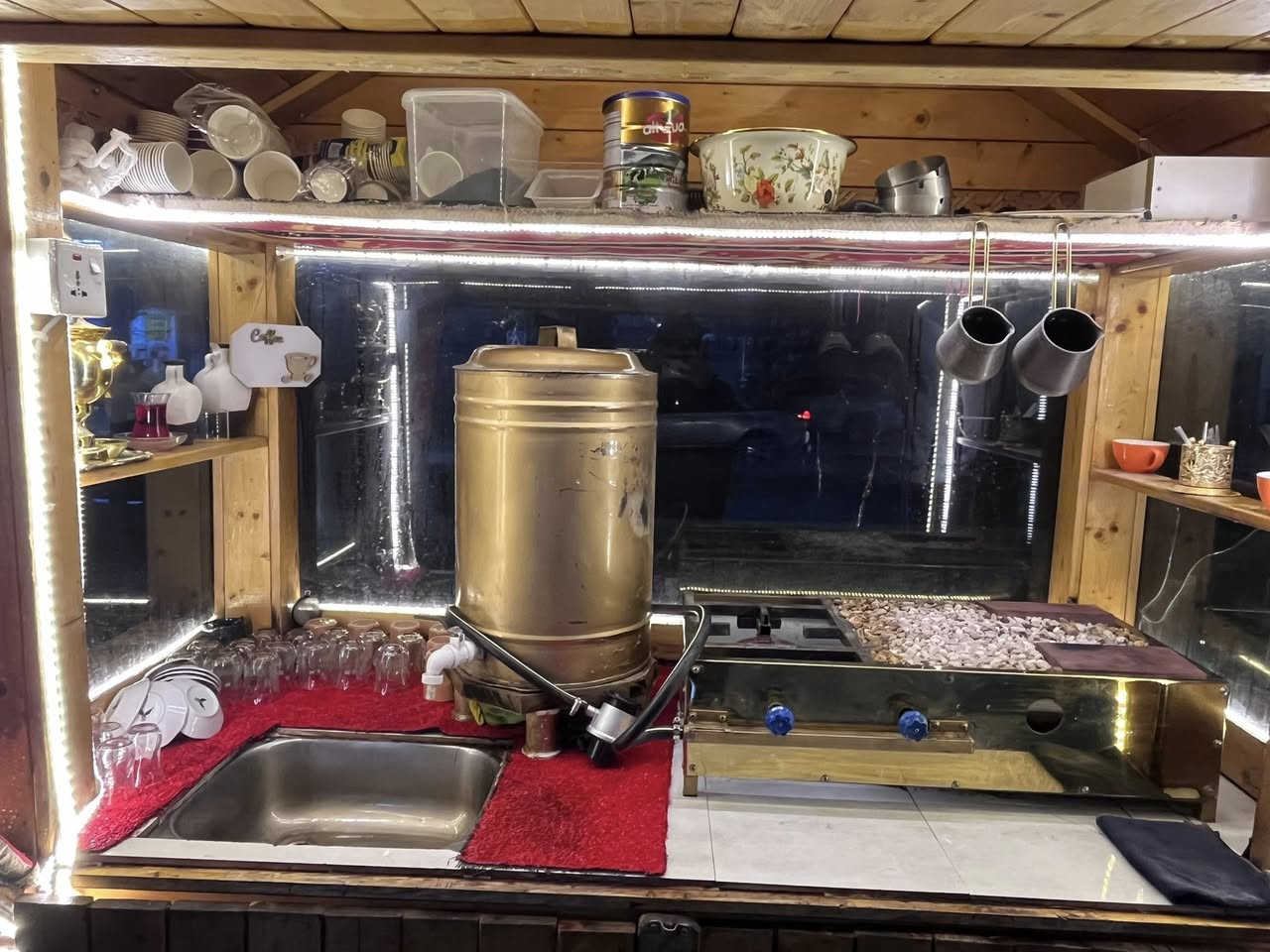 ئـەم چـایـەخـانـە بـۆ فڕۆشـتـن ***********
شوێن/ڕانیە
