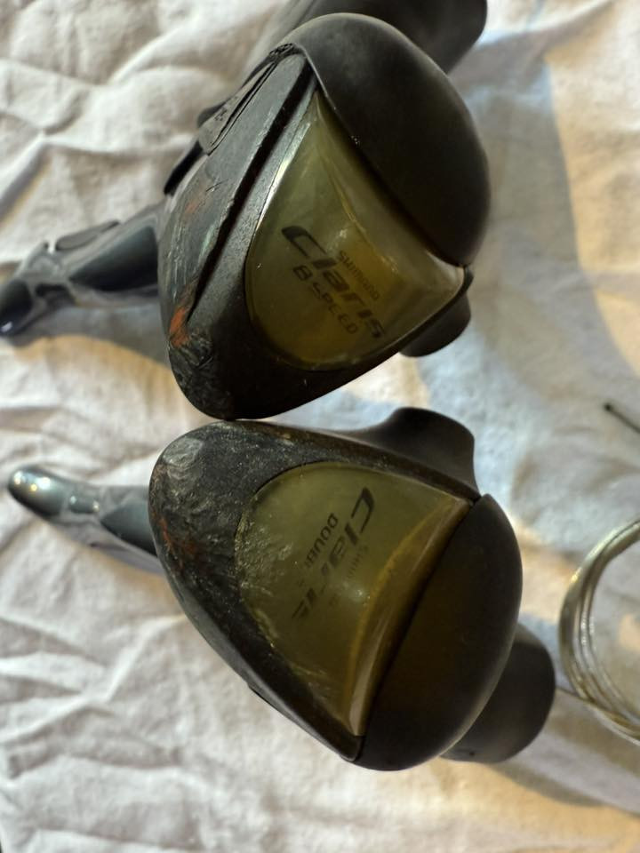 لعابات سباق شريكة كلاريس CIARIS 

مختوم صنع في إندونيسيا 🇮🇩 

R2400

السرعات 2/8

السعر 80 ألف دينار 

عنوان المحل موصل أيمن تقاطع شارع كنيسة الساعة🚴🏻‍♂️🚴

يوجد توصيل 🚚 كافة محافظات العراق 🇮🇶 

☎️***********
