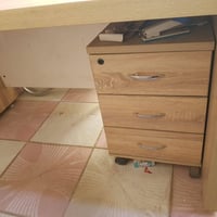 بيع اثاث مكتب تخم ماخذينه ب 800 والمكتبه 300 بس القنفه بيه ضرر بل جلد ...