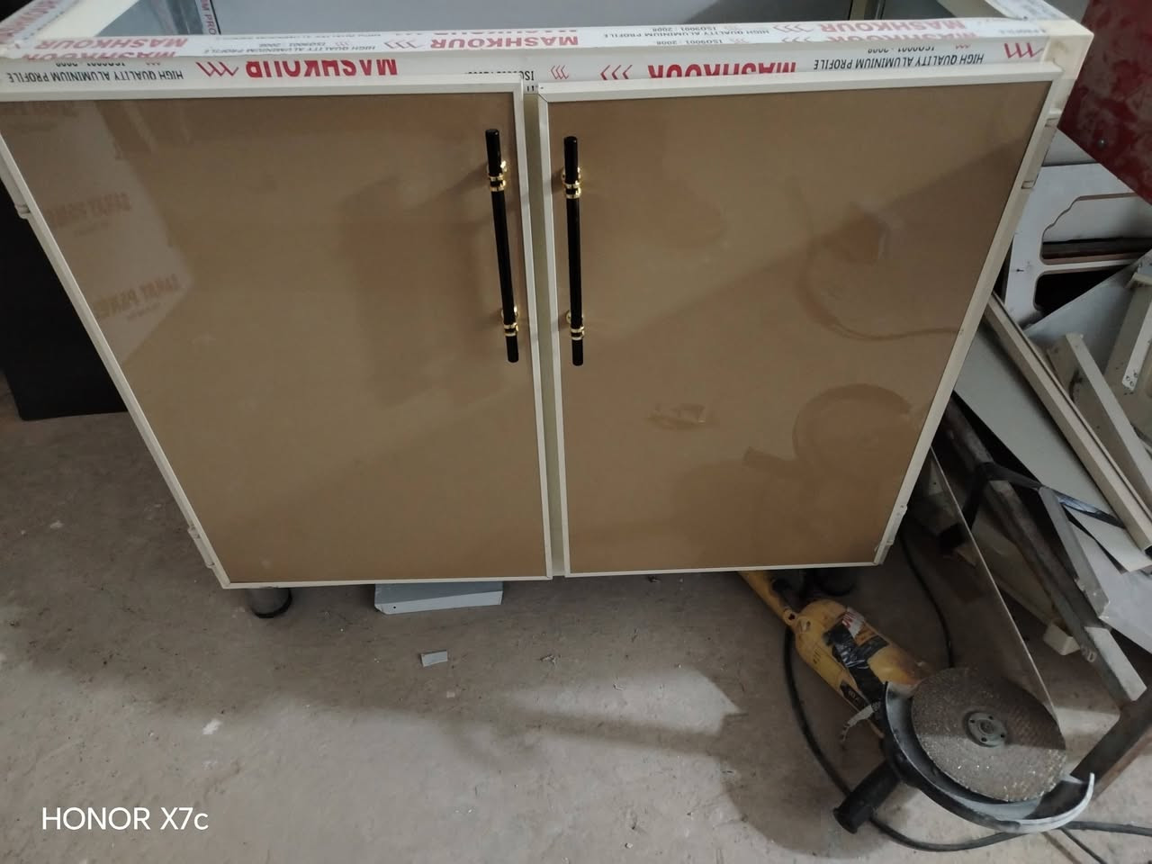 غراض للبيع *********** *********** تكريت ديوم ثلاجه صغيره وكبيره شرط شغل تخم غنفات غرفت نوم نضيفه طبلات تخم كبيره بنكات سقوف جديد عدد ٣مكينه برذر مكينه فراشه هيه الميز
