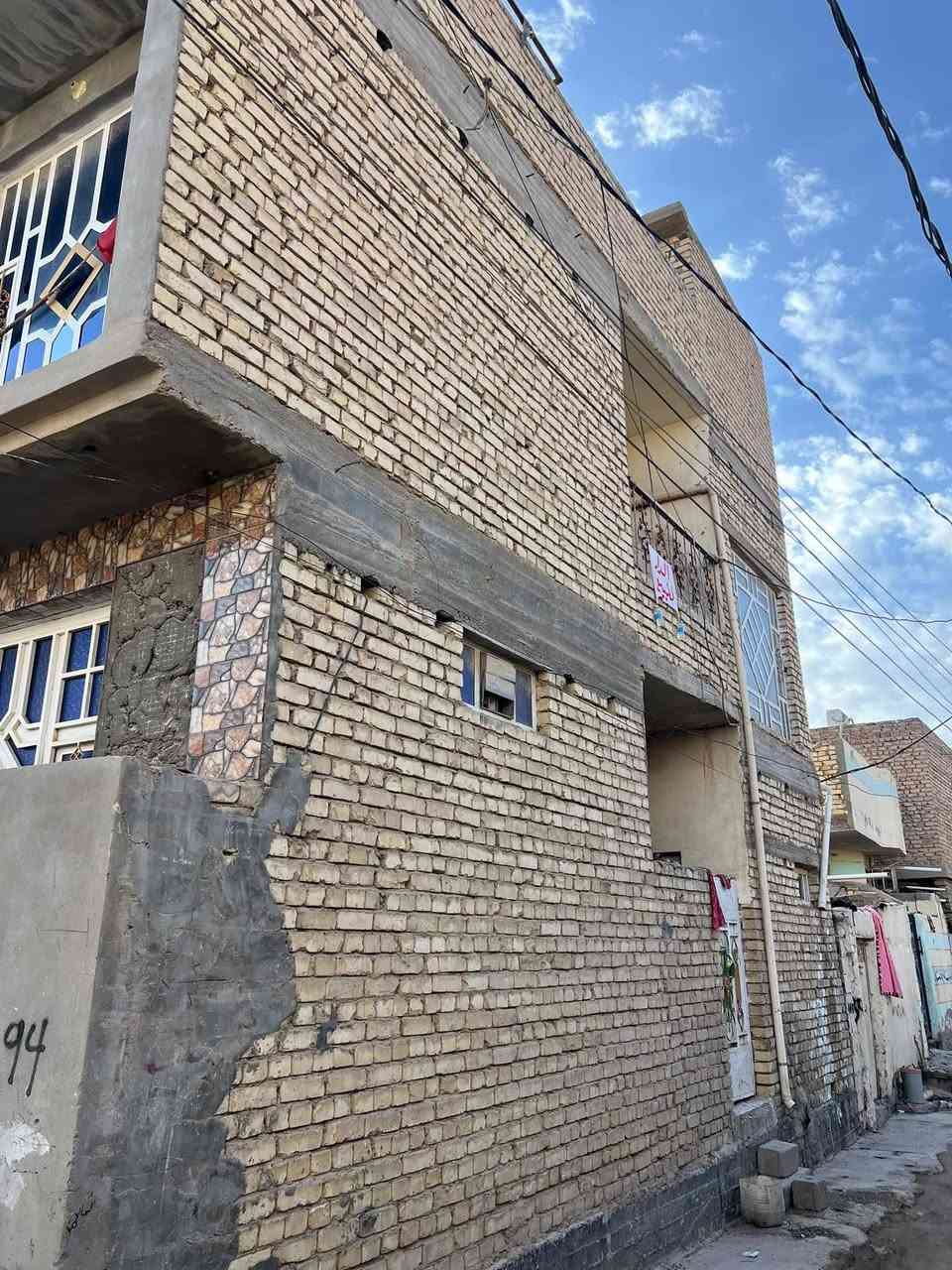 بيت للبيع 
الموقع الجديدة فرع مقابيل مدرسة اجنادين 
اول فرع بلجديدة 
البيت ركن وجهين 
خلف اسواق قحطان 
بيت كامل مكمل 
مساحة البيت 125م
يتكون من استقبال وصالة ومطبخ وغرفه نوم وصحيات 
الطابق الثاني 
3غرف نوم وصالة 
وصحيات خارجيه 
للاستفسار الاتصال ع الرقم ‭
‏‪0772 458 7268‬‏
