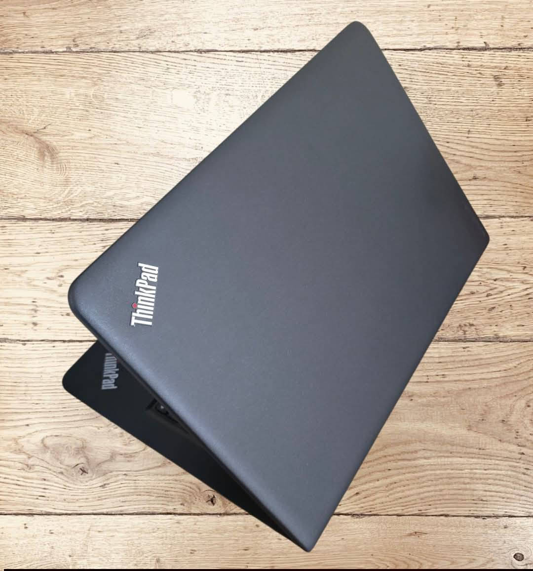 🔥🔥 لابتوب Lenovo ThinkPad E450 – جهاز نظيف + هدايا مميزة! 🔥🔥
💻 المواصفات والميزات:
1️⃣ المعالج: Intel Core i5 M – الجيل الخامس
يقدملك سرعة ممتازة بالعمل والدراسة، يشغل البرامج المهمة بدون بطء.
2️⃣ الرام: 8GB DDR3
تكفي لتشغيل التطبيقات اليومية بسلاسة، وتخلي التنقل بين البرامج سلس وسريع.
3️⃣ الهارد: 120GB SSD
يقلل وقت تشغيل الجهاز والبرامج بشكل كبير، تجربة سلسة بدون انتظار.
4️⃣ الشاشة: 14"
حجم عملي ومريح للعين، مناسب للدراسة والشغل ومشاهدة الفيديوهات.
5️⃣ كرت الشاشة الداخلي: 4GB
مناسب لتشغيل برامج الجرافيكس الخفيفة ومشاهدة الفيديوهات بجودة جيدة.
🎁 الهدايا المجانية:
جنطة لابتوب – تحافظ على جهازك أثناء التنقل.
ماوس – تحكم أفضل وسرعة أعلى عند العمل.
ماوس باد – راحة أثناء استخدام الماوس لفترات طويلة.
💰 السعر: 180,000 دينار فقط
📍 متوفر حالياً – لا تفوّت الفرصة!
📩 للتواصل
واتساب/اتصال
***********

