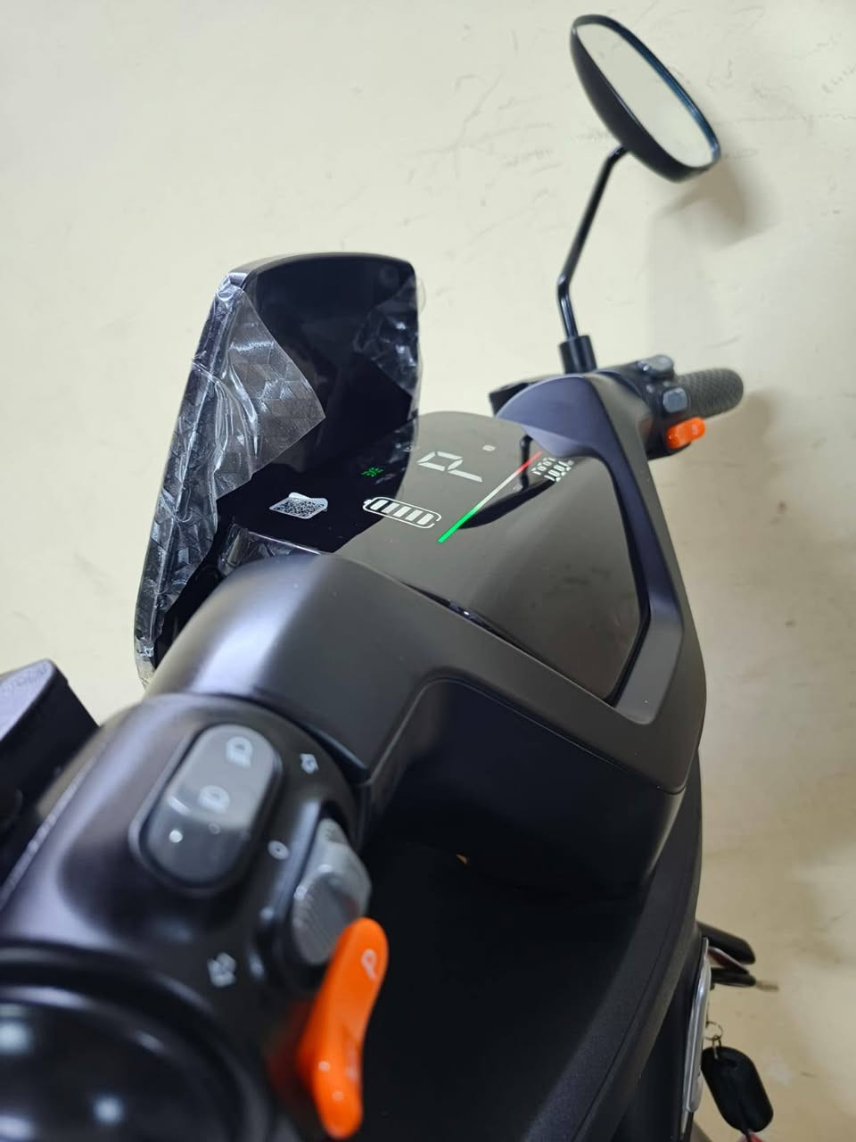 السلام عليكم للبيع دراجه تالجTAIlGمديل 2026 دراجه مكفوله كفاله عمه وضع شركه زيرو ما ماشيه مكفوله من الشخط وصل المعرض ولملحقات بيها شرط تشلع نايلون الوكاله بيدك
تفاصيل الدراجه 
لايت عالي ناصي زنون+ سكن 
اشاير لد 
بك لايت خلفي لد LED
مثبت سرعه
دبل امامي خلفي دسك هايدروليك
مخرج  USBلشحن الهاتف
عدد البطاريات 6 كرافين مصطره الحجم الكبير
شاحنه تدعم الشحن السريع وليقاف الذاتي عند الامتلاء البطاريه
سرعه الدراجه 60 حقيقي
ثلاث انضمه تشغيل سويج + بصمه + كارت NFC
نضامABS
نضام R البك الرجوع الى الخلف
تايرات جلاتين
كشن طبي جلاتين
الشراي يتفضل خاص او التصال عله الرقم***********
سعر الدراجه 850 بيها مجال بصيط
مكان الدراجه ساحت عدن
