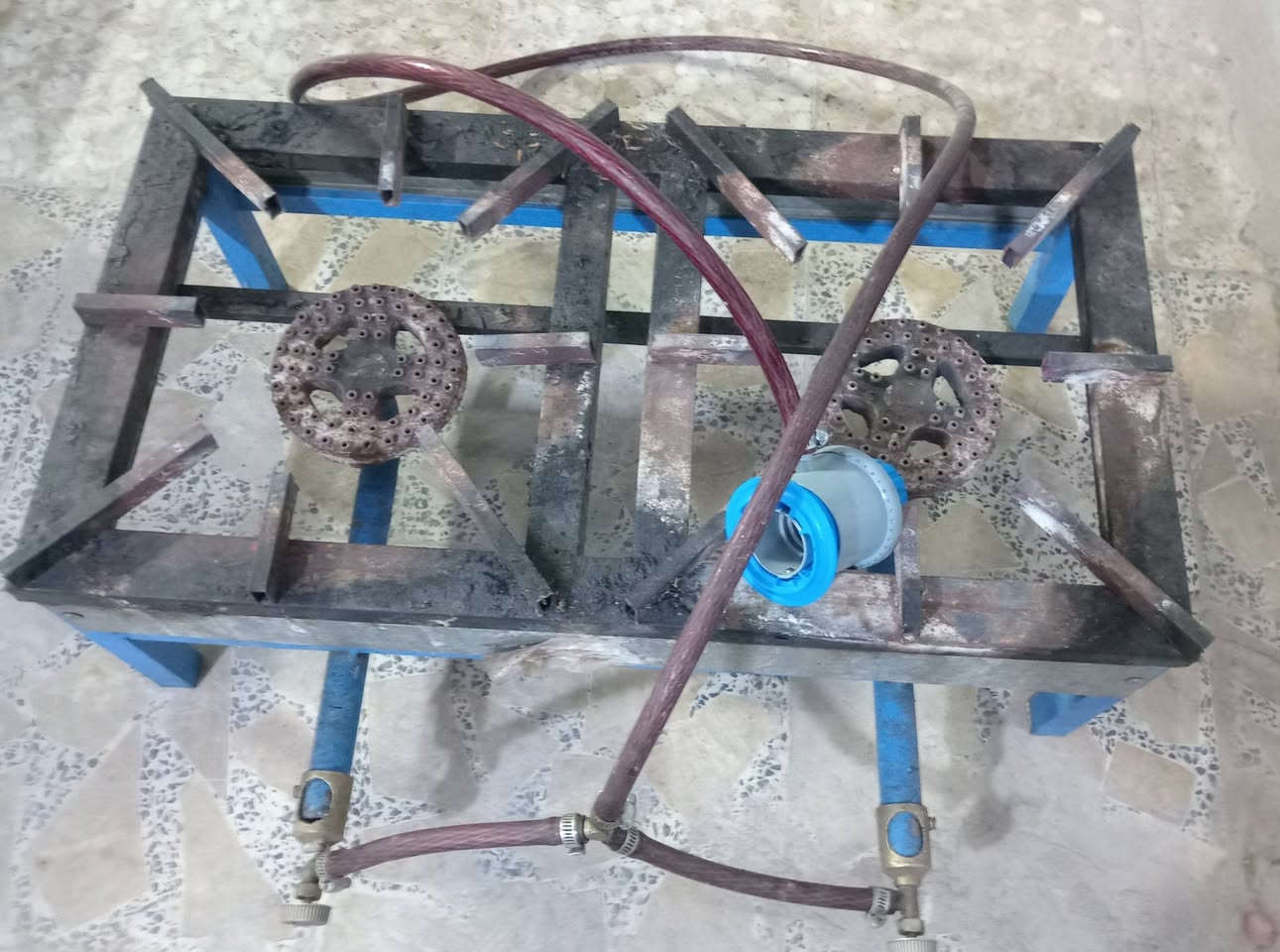 طباخات شغلات جدد استعمال قليل 
مزودج 30×30
واحد متوسط40×40 
سعر الواحد 15 
*********** 
مابيع واحد اله اثنينهم سوه
