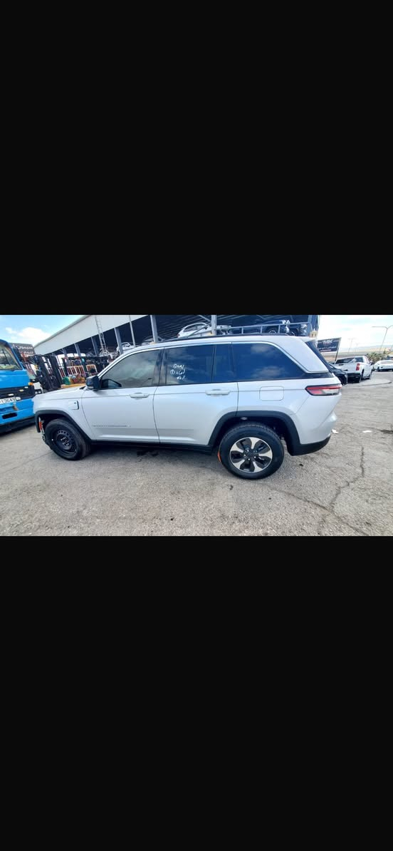 السلام عليكم للبيع جيب كراند شيروكي هايبرد بلك ان موديل 2024 ماشيه 2000ميل فقط حاليا بعمان الي يريده يدخله بسمه السياره فول مواصفات خمس كامرات كشنات تدفئه او تبريد شاحن موبايل كامره بالمرايه الوسط بردات ستيرن كهرباء بانوراما يعني اعلى مواصفات بالفئه مالته والحادث مثل متشوف بس الايد مفتوح او اجه وياه بالصندوك ***********
