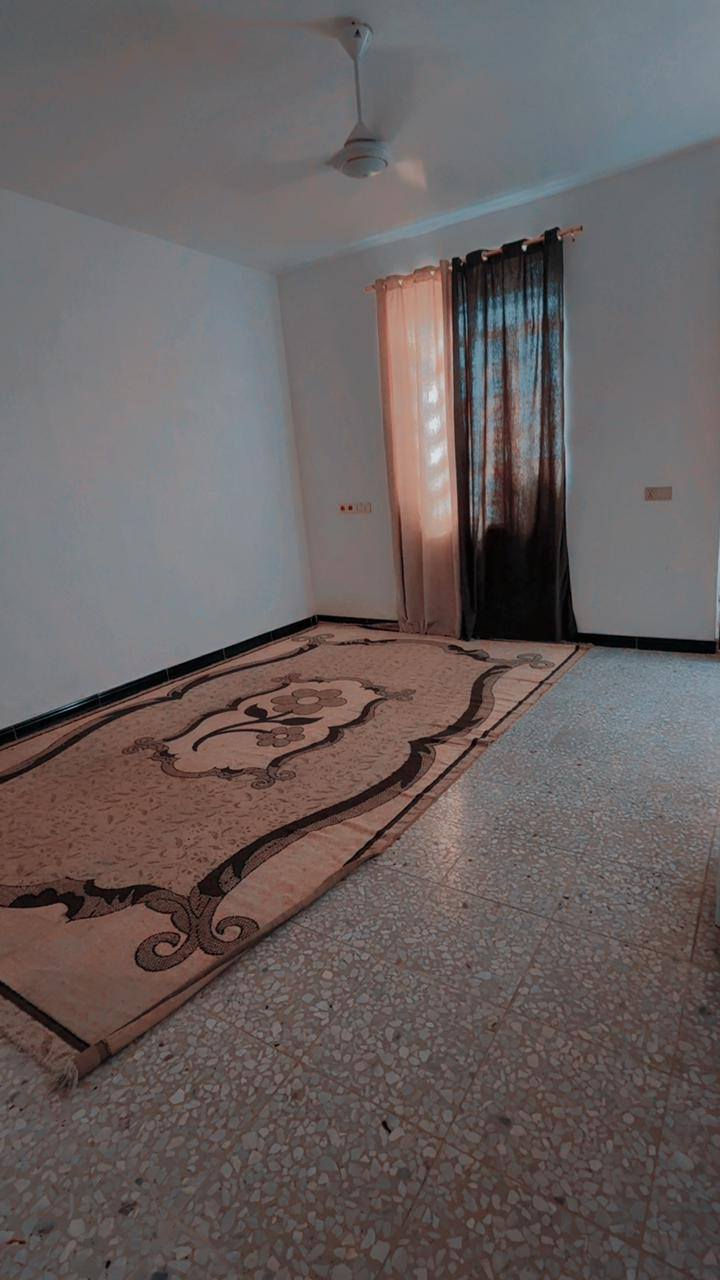 السلام عليكم عدي بيت للبيع مجاور لفتحه مال حي لكوفه ومجاور لحميديه المساحه200متر مي خطين لبيت بنا حديث كله طابوك مسلح كامل مواصفات لبيت نضيف كلش السعر75وبي مجال دلاليه ابو فعد المياحي ***********واتساب اتصال
