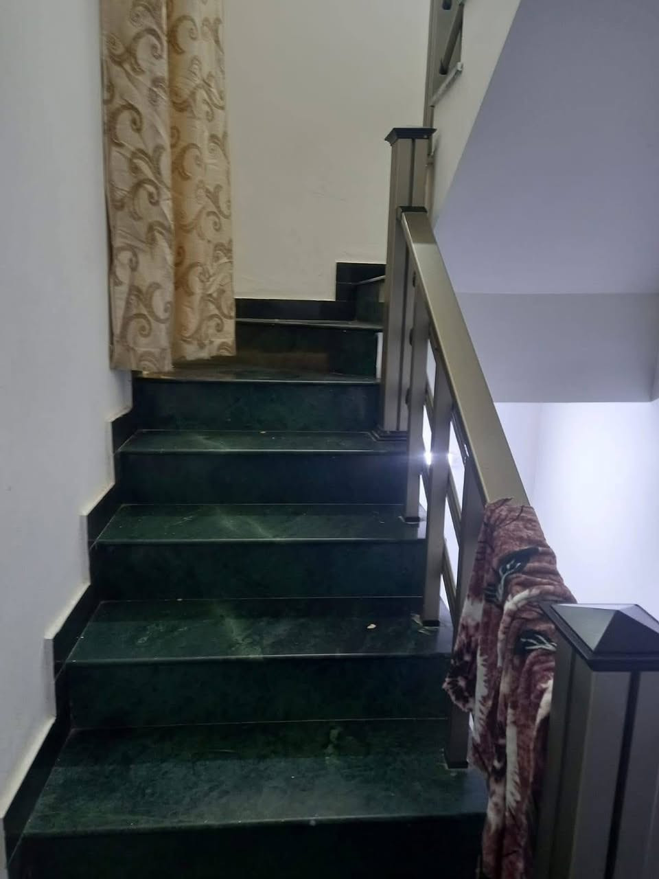 #دار للبيع في المنصور حي الزهور خلف السفارة التونسيه المساحه ٦٥م بناء درجه اولى ثلاث طوابق ٤غرف نوم ٣حمامات الواجهه ٥م نزال 13م موقع مميز السعر خاص لاي لاي استفسار الاتصال على الحاج 
ابو محمد ***********
