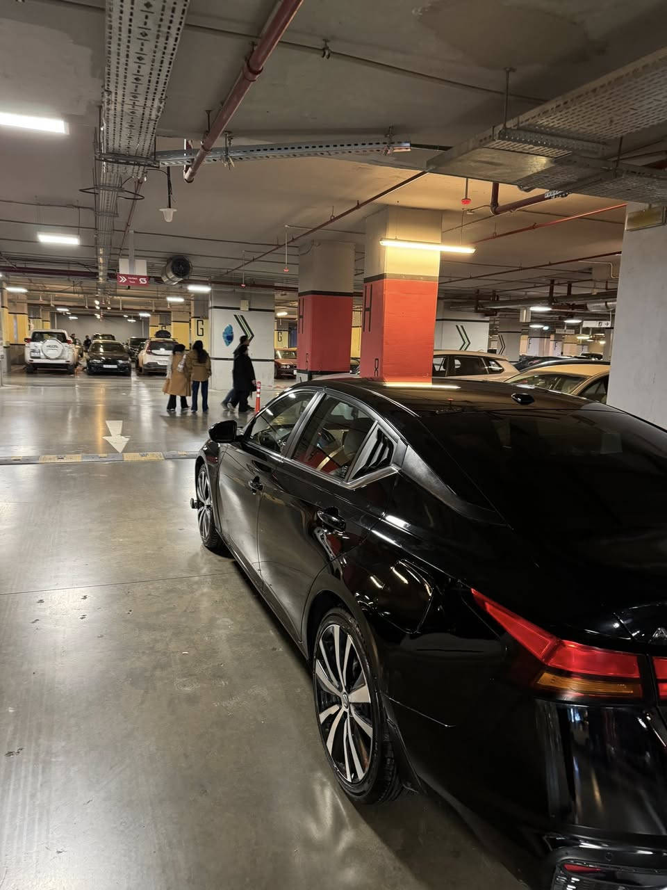 نيسان التيما موديل ٢٠٢٢ SR فول مواصفات عدا الفتحة كشنات جلد والباقي معروفه مواصفاتها بيها ٣ قطع جاملغ وبنيد وجاملغ الوره من جهة الراكب كلهن مابيها دواخل ولا شاصي ماشيه ٦٨ الف كيلو كيلو مو ميل السعر ١٤٥ وبيها مجال للشراي
