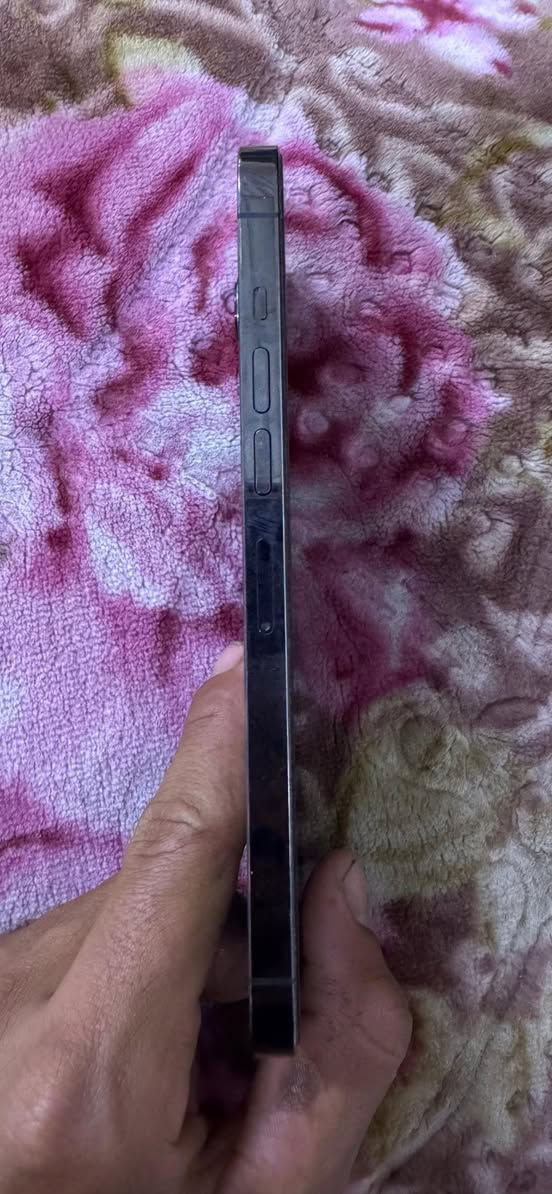 ايفون 13برماكس جهاز نضيف وحلو مامشخط مامفتوح جان مضموم شرط الفحص ذاكره 256 التواصل ***********
