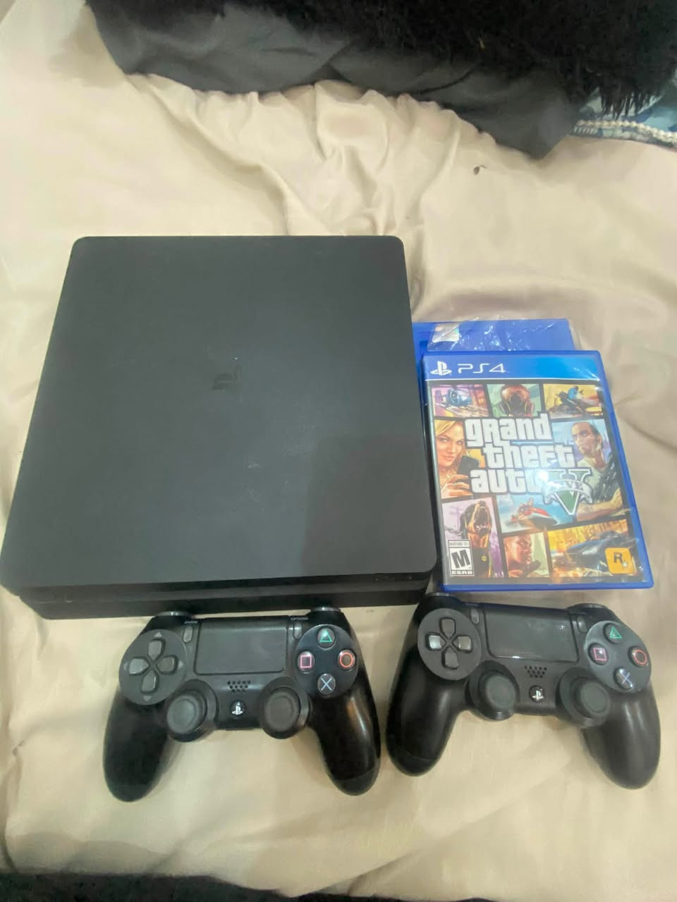 بلي فور للبيع الله شاهد جهاز نضيف على ايدي مفتوح تنضيف فقط شرط الفحص ويه فيفا 16 و gta5 ويا ملحقاته الاصليه كامله ويا بدأت ثنين وحده شغاله قيم واخذ المكان بغداد المنصور للاستفسار وتساب فقط ***********
