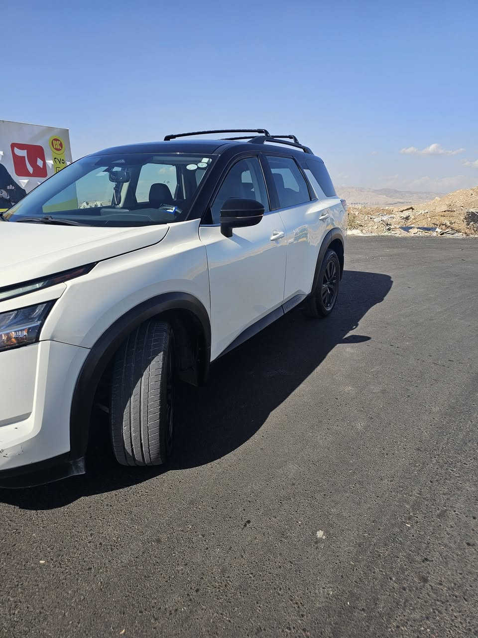 ‏Nissan Pathfinder SL✅
✅موديل  2023.     سعر  265$ مطال. 

✅محرك 6V    3500

✅اللون ابيض مميز سقف اسود بلادي 

✅عداد المسافة  65 الف مايل

✅رادار امامي (تحديد مسار)

✅رادار جانبي (نقاط عمياء)

✅رادار خلفي (تحذير من الاصطدام)

✅كاميرات 360°

✅كشنات جلد تدفئة 

✅بردات خلفية

✅شاشة كبيرة لمس+كاميرا

🔴 بدون دواخل بدون شاصي كما في الصور رقم ساصي قطعه وحده صبغ فقط جملغ جهت سايق  
مكان سياره دهوك  رقم هاتف ***********
