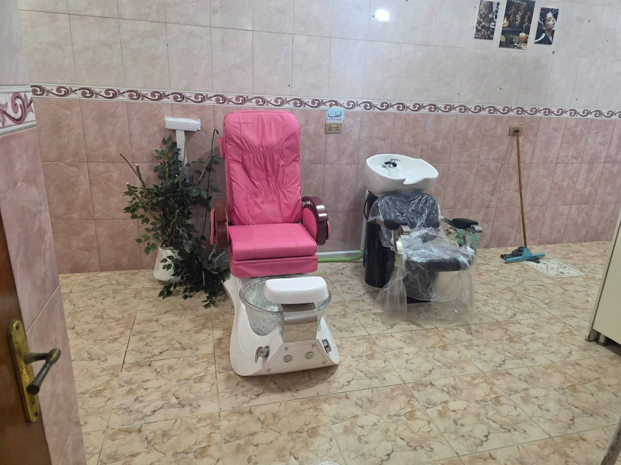 اثاث صالون كامل الي حاب يتصل ع هذا الرقم ***********

