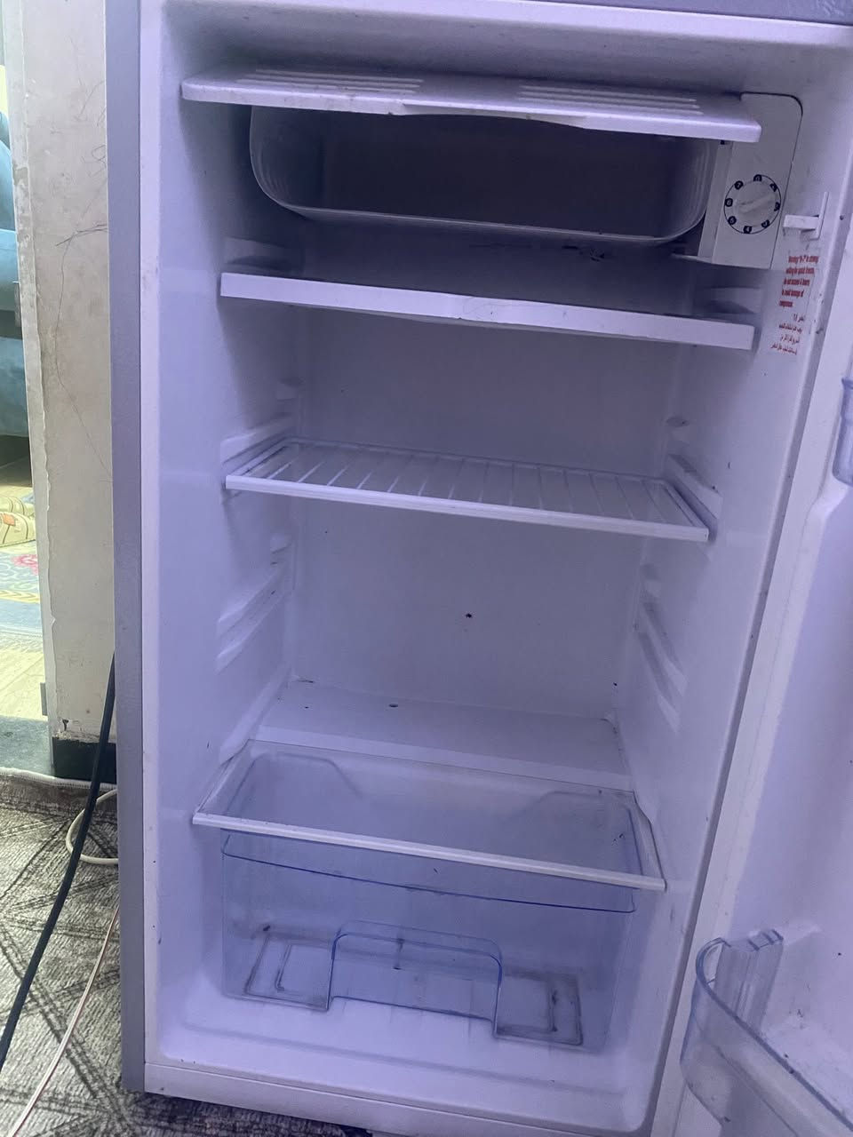 ثلاجة للبيع
نضيفه مستخدمة 4 اشهر بس
سعرها 125 وبيها مجال بسيط 
الرقم ***********
العنوان بغداد كراده داخل
