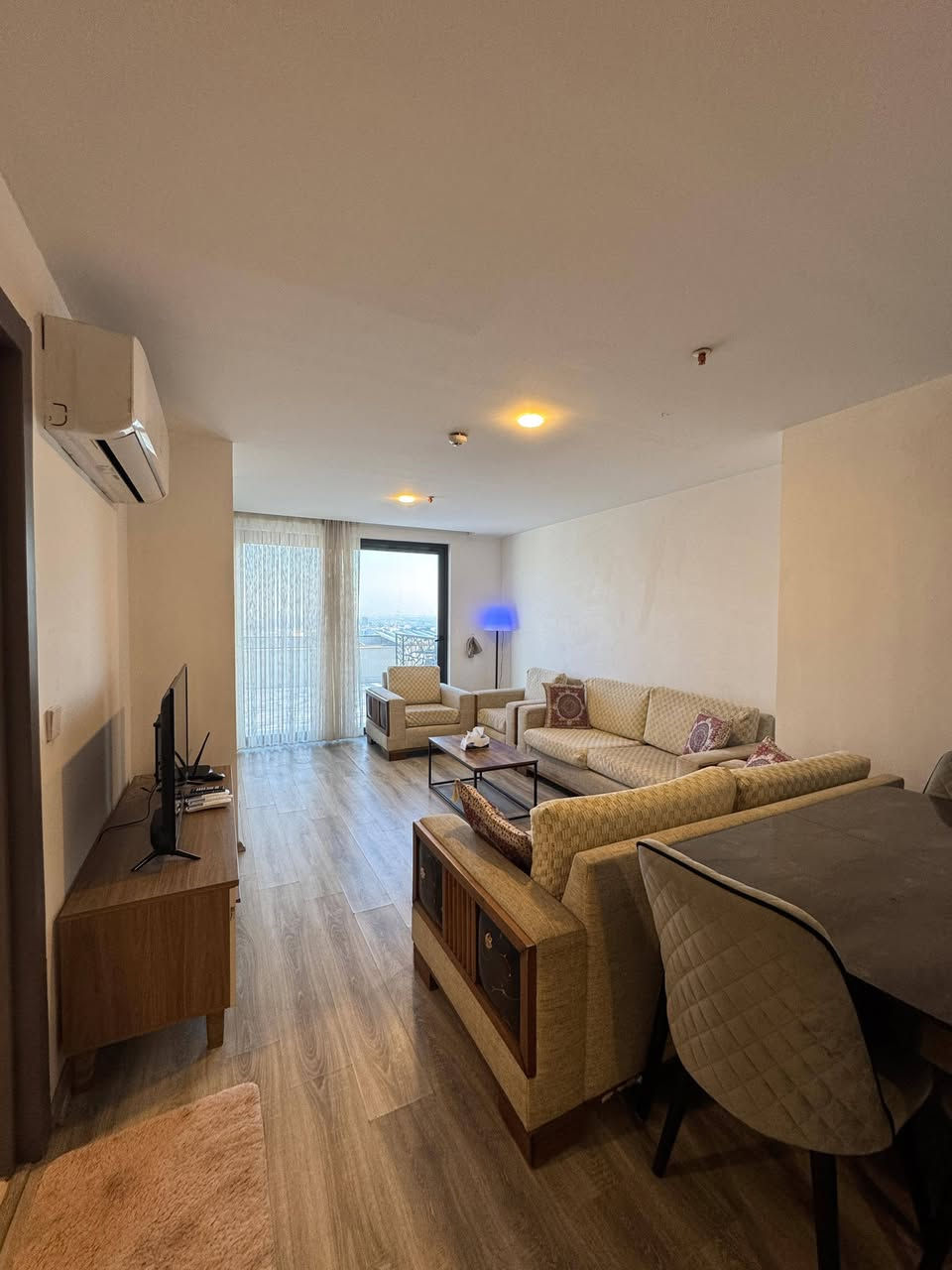 🏙️ شقة مفروشة 1+2 للإيجار – الطابق 22 – Life Tower
📏 المساحة: 173 م²

مرافق وخدمات المبنى:
 • كافيه للاسترخاء
 • نادي رياضي مجهز
 • موقف سيارات خاص
 • منطقة ألعاب للأطفال
 • مسبح
 • كهرباء ٢٤/٧
 • حراسة وخدمات ٢٤/٧
 • صيدلية قريبة
 • سوبرماركت
 • مطاعم متنوعة

💰 الإيجار الشهري:650 دولار أمريكي
📅 الشقة متاحة للسكن فوراً

📞 للتواصل وحجز موعد للمعاينة:
0750 614 0505
