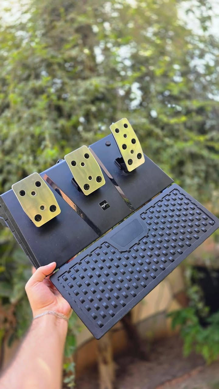 السلام عليكم 
مكاني كركوك   
القطعه #جديدة اكرر #جديدة شخط مابيها 
🏁 استعد لقيادة لا مثيل لها مع #PXN V9 Gen2 🏎️🔥

🚗 تجربة #سباق واقعية 100% مع #مقود بزاوية دوران 900° ودواسات معدنية #احترافية وناقل حركة يدوي حقيقي!
🎮 متوافق مع:
PC / PS3 / PS4 / Xbox One / Xbox Series X|S
يدعم أشهر ألعاب السباقات مثل: Forza Horizon، Gran Turismo، F1، Need for Speed، Euro Truck Simulator وغيرها!
🔹 الميزات بالتفصيل:

زاوية دوران 900° قابلة للتعديل لتناسب أي نوع سباق (F1 أو Rally أو Drift).

دواسات معدنية ثلاثية (فرامل، بنزين، كلتش) بضغط واقعي لمحاكاة القيادة الحقيقية.

ناقل حركة يدوي (Gear Shifter) من 6 سرعات + عكسي (R).

أزرار تحكم مدمجة على المقود للوصول السريع للأوامر.

توافق كامل مع ألعاب الشاحنات، الرالي، الفورمولا، والدرِفت.

دعم وضعية X-input / D-input على الحاسوب.

خامات عالية الجودة لتتحمل الاستخدام المكثف.

تثبيت محكم على الطاولة لمنع الانزلاق أثناء اللعب.

اهتزازات بالمقود لمحاكات الواقع  
شفتات تحت المقود 
Rgb تفاعلي 

💥 العرض الخاص:
📦 المنتج جديد 100% مع كامل الملحقات
💲 سعر منافس وضمان جودة
🔻 📩 راسلنا الآن لتجعل قيادتك أكثر واقعية وإثارة!


**إذا كنت صاحب هذا الإعلان وتريد حذفه لأي سبب، رجاءا أرسل رسالة إلى الدعم الفني**