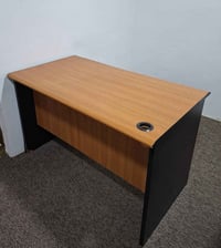 ميز مكتب • نظيف مستعمل • حي الاعلام