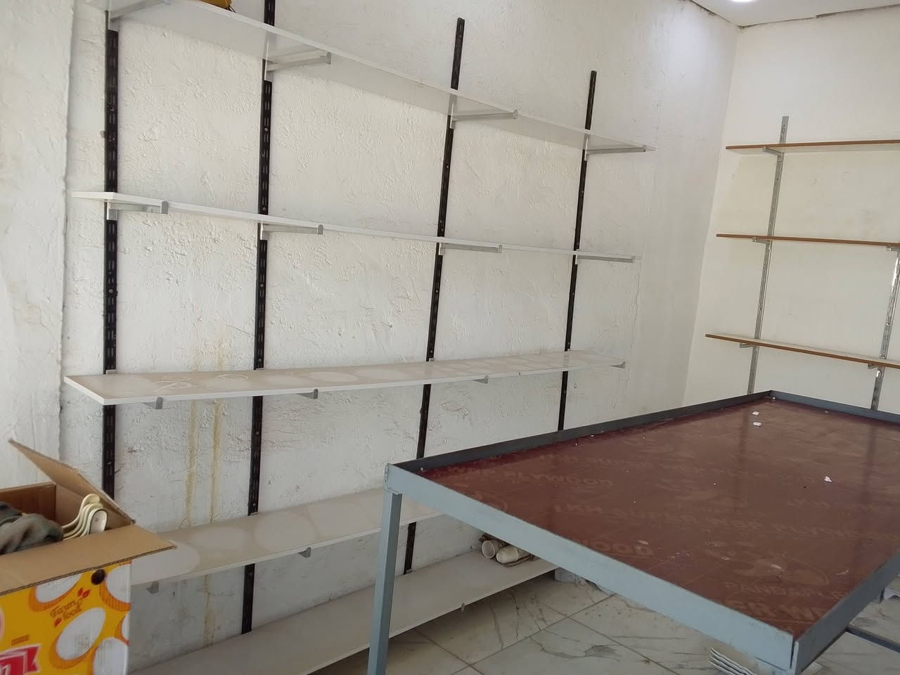 السلام عليكم
رفوف للبيع نضيفات كلش استخدام قليل 
ميز حديد الطول مترين العرض متر و ارتفاع متر 
للاستفسار 
***********
