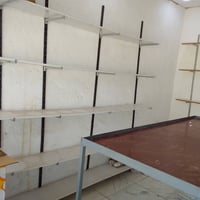 رفوف للبيع نضيفات كلش استخدام قليل  ميز حديد الطول مترين العرض متر و ا...