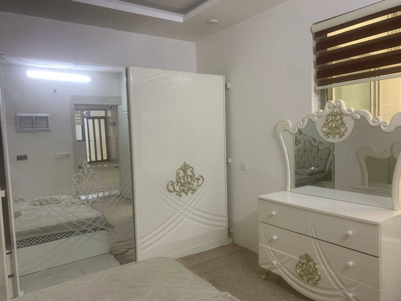شقة مؤثثه #للايجار 
عنوان/ خمسه حساروك عل شارع ١٢٠ 
غرفة و صالة 
طابق الاول 
واتس اب ***********
